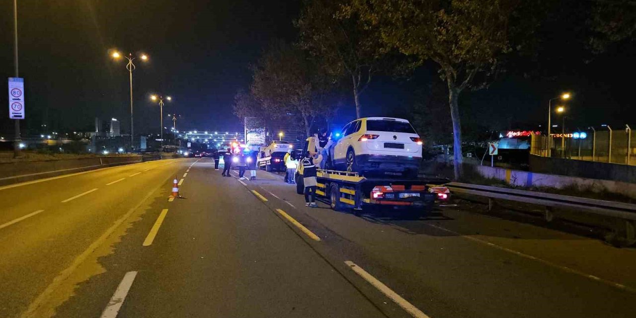 BAYRAMPAŞA’DA 2 ARACIN KARIŞTIĞI KAZA ALANINA BAŞKA BİR ARAÇ DALDI: 2 ÖLÜ, 4 YARALI