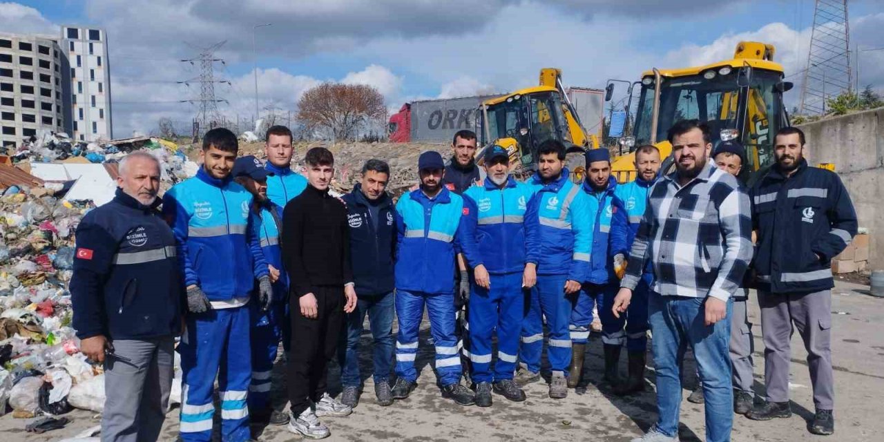 BAĞCILAR’DA BİR ESNAFIN YANLIŞLIKLA ÇÖPE ATTIĞI 100 BİN LİRAYI BELEDİYE EKİPLERİ BULDU