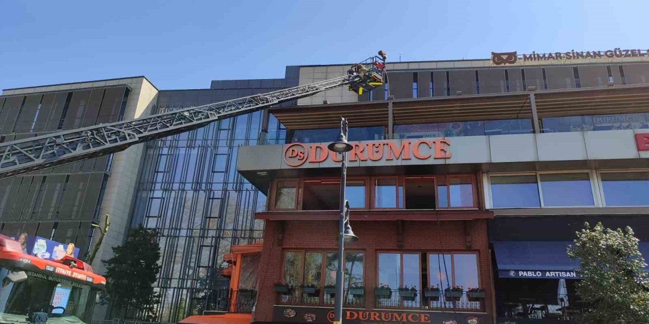 BEŞİKTAŞ’TA İSKELEDE BULUNAN KAFEDE YANGIN PANİĞİ