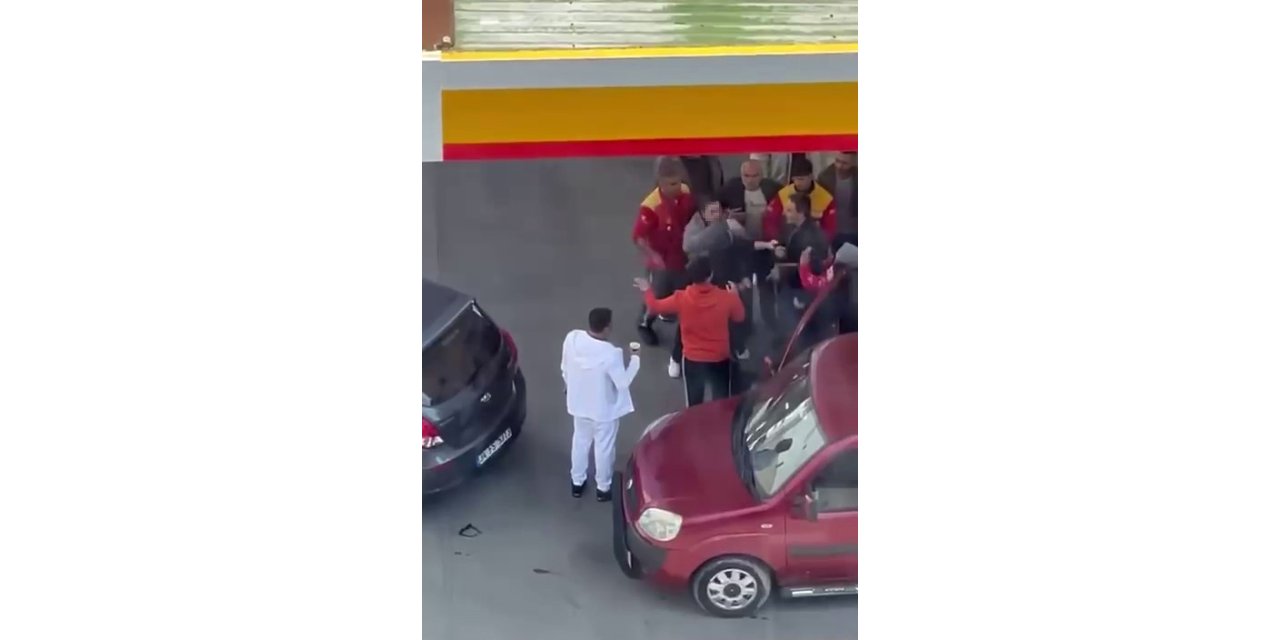 KÜÇÜKÇEKMECE’DE AKARYAKIT İSTASYONUNDA SIRA KAVGASI KAMERADA