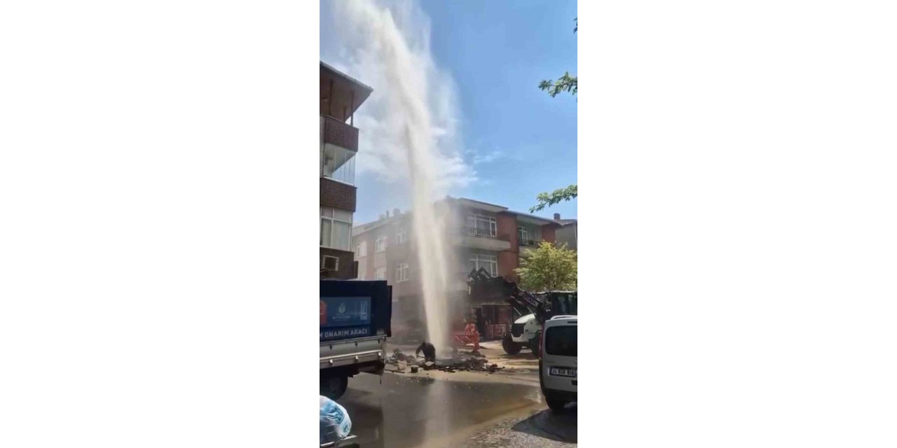 ATAŞEHİR’DE SU BORUSU PATLADI, TAZYİKLİ SU METRELERCE HAVAYA FIŞKIRDI