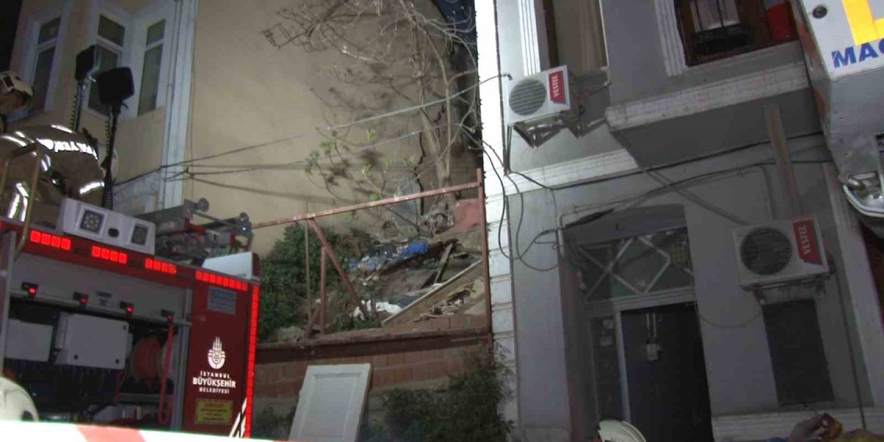 ŞİŞLİ’DE 2 KATLI BİNADA MEYDANA GELEN KISMİ ÇÖKME KORKUTTU