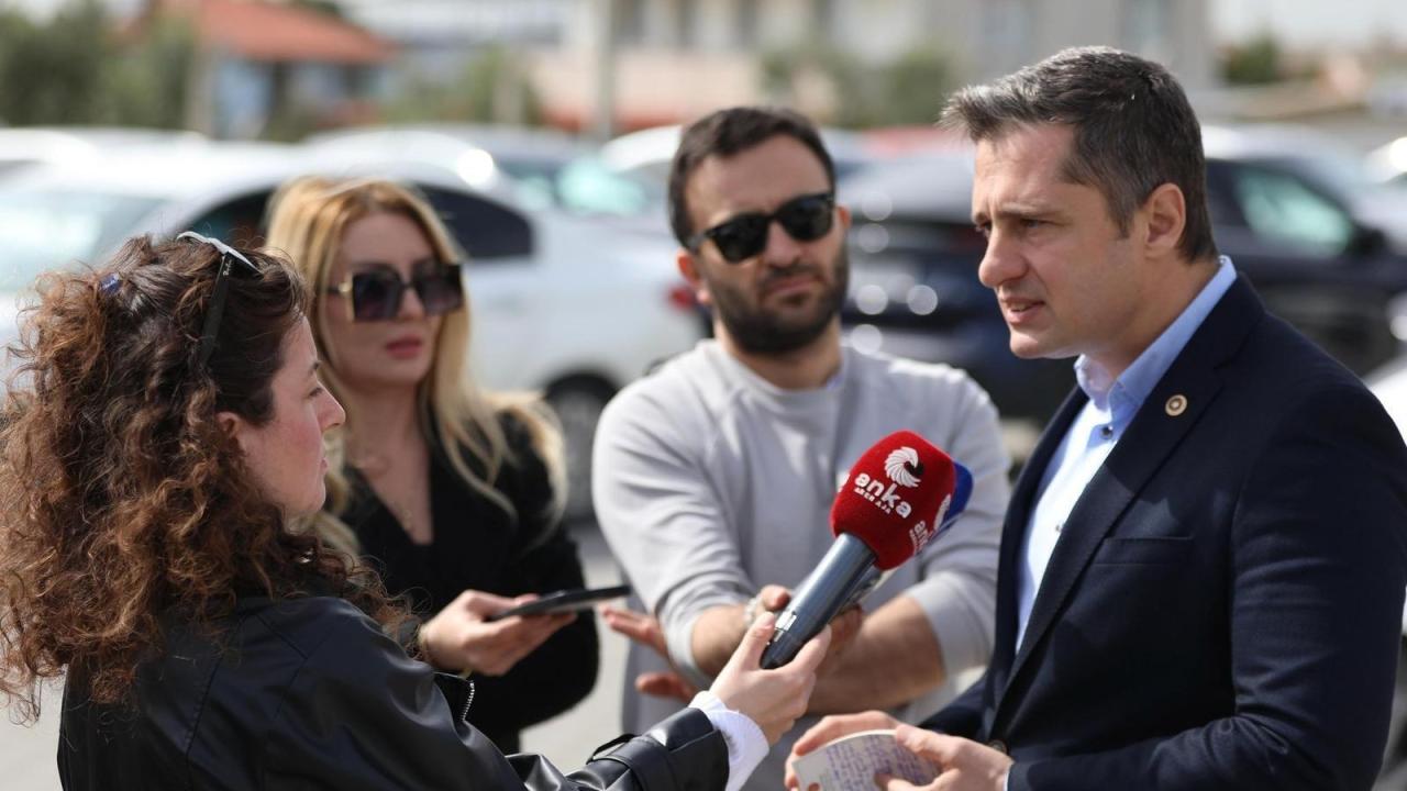 Deniz Yücel, İzmir’de Tutuklu Bulunan Öğrencilerle Görüştü: “Moralleri Yüksek, Haksızlıklara ve Hukuksuzluklara İtiraz Etmek İçin Sabırsızlanıyorlar”