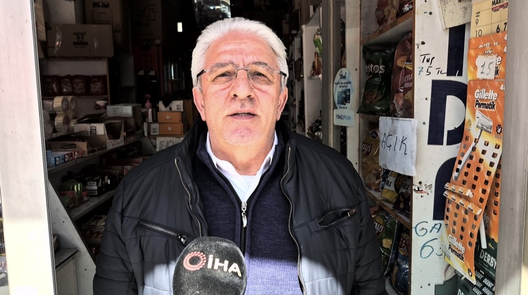 SULTANGAZİ’DE MARKETTEN 600 TL DEĞERİNDE ÇİKOLATA ÇALDI: O ANLAR KAMERADA