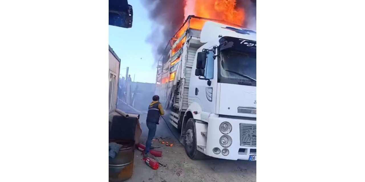 ATAŞEHİR’DE PARK HALİNDEKİ KAMYONUN KASASI ALEV ALEV YANDI