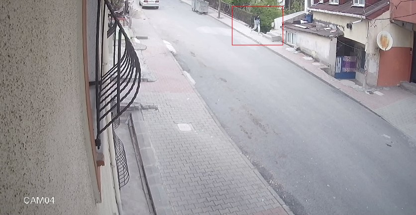 BEĞENDİĞİ AYAKKABIYI ÇALMAK İÇİN GERİ DÖNDÜ, O ANLAR KAMERADA