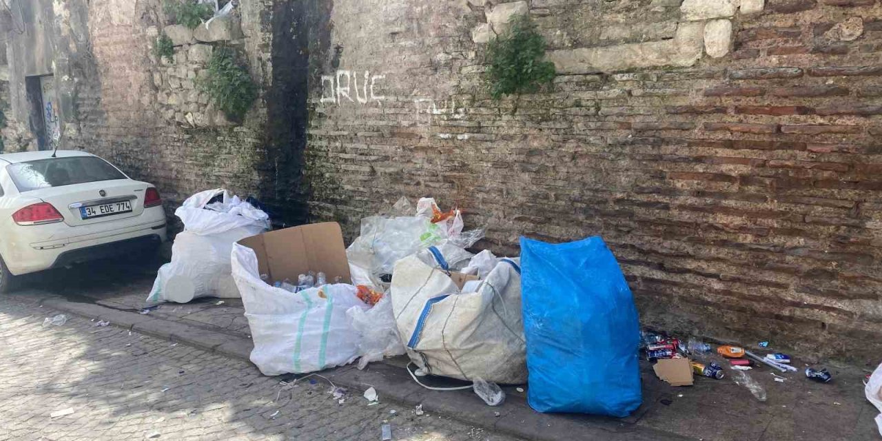 FATİH’TE ACIMUSLUK SOKAĞI SARNICI HURDA VE KAĞIT DEPOSU OLARAK KULLANILIYOR