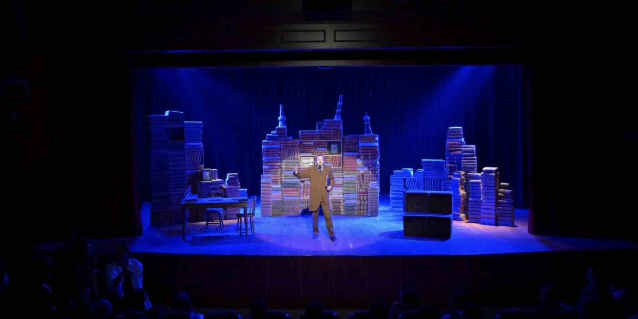 ESENYURT’TA KÜLTÜR SANAT COŞKUSU: ÇEHOV KABARE KAPALI GİŞE OYNADI