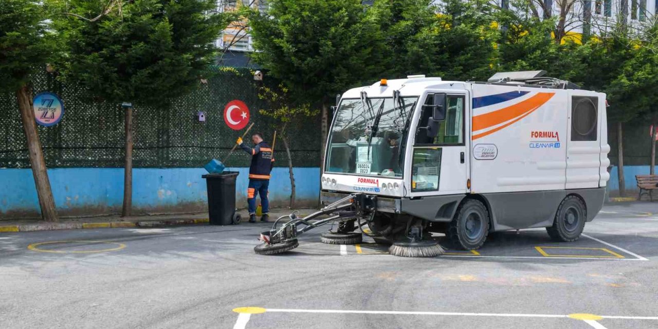 ESENYURT’TA OKUL BAHÇELERİNİN TEMİZLİK ÇALIŞMASI SÜRÜYOR