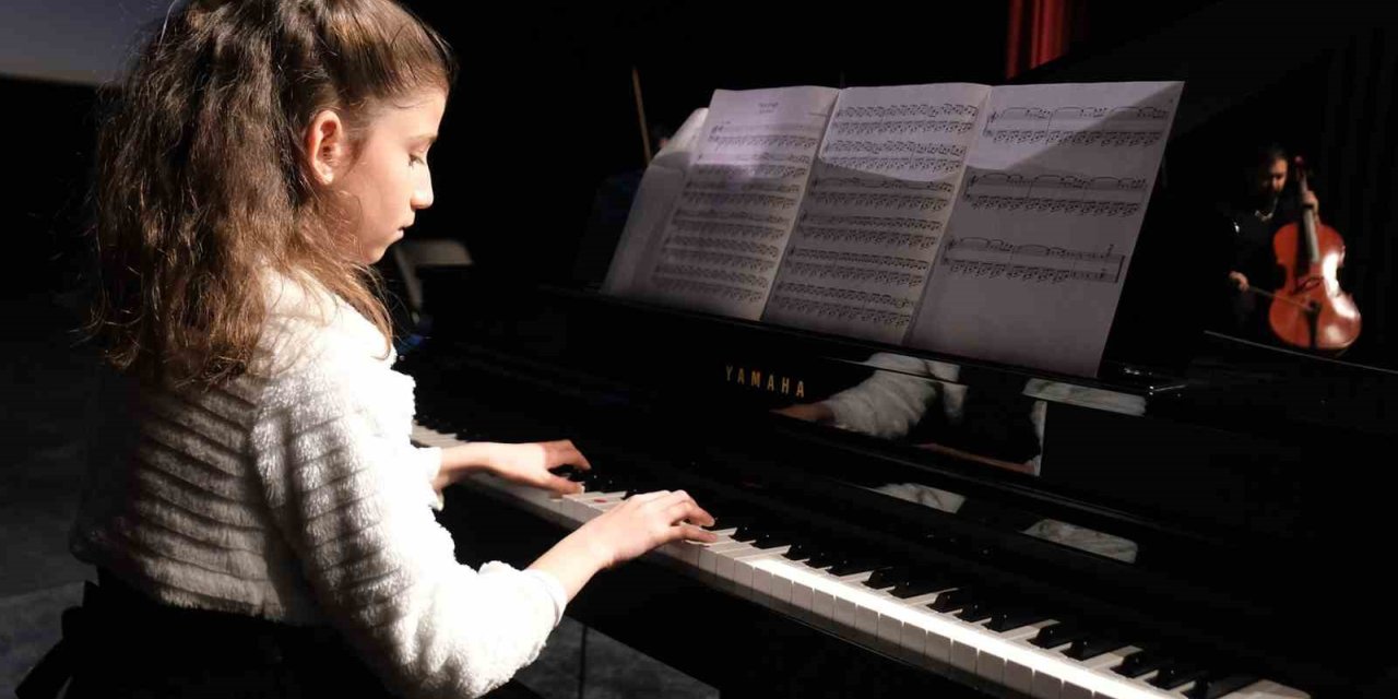 BÜYÜKÇEKMECE BELEDİYESİ HALK AKADEMİSİ ÖĞRENCİLERİ YETENEKLERİNİ SERGİLEDİ