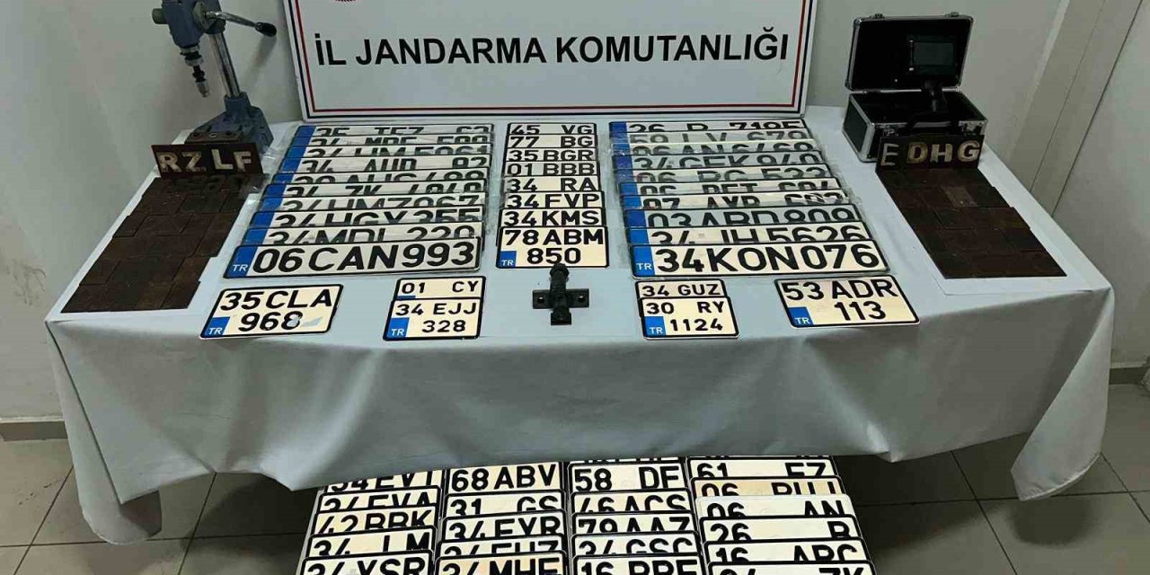 İSTANBUL’DA ‘İKİZ PLAKA’ OPERASYONU: 5 MİLYON DEĞERİNDE 215 SAHTE PLAKA ELE GEÇİRİLDİ
