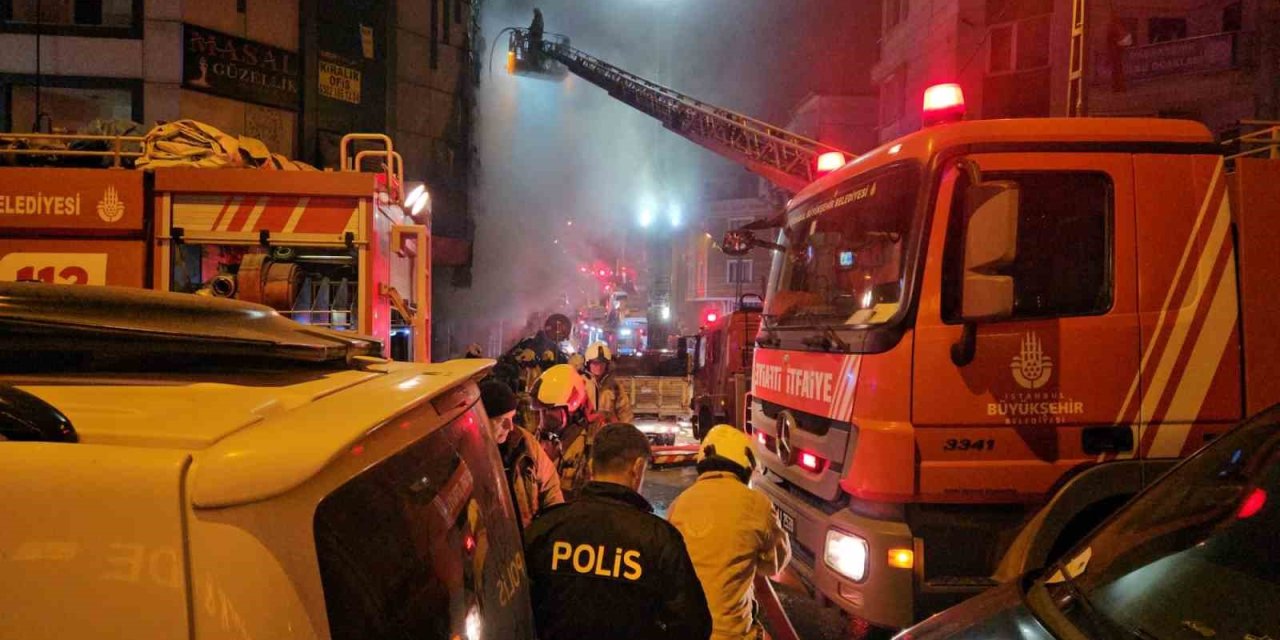 İŞ MERKEZİNDE BAŞLAYAN YANGIN, YANINDAKİ BİNALARA VE ARAÇLARA SIÇRADI