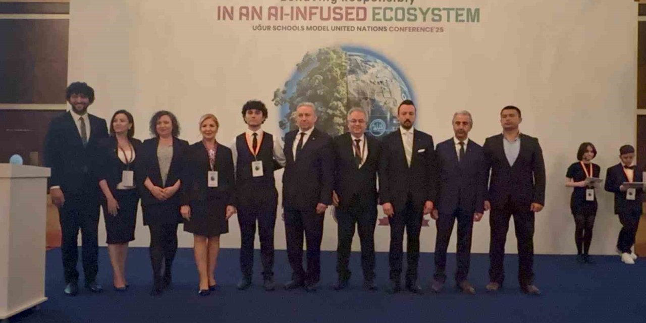 BM’NİN PROGRAMINDA ÖĞRENCİLERDEN ‘YAPAY ZEKA KULLANIMI’ TARTIŞMASI