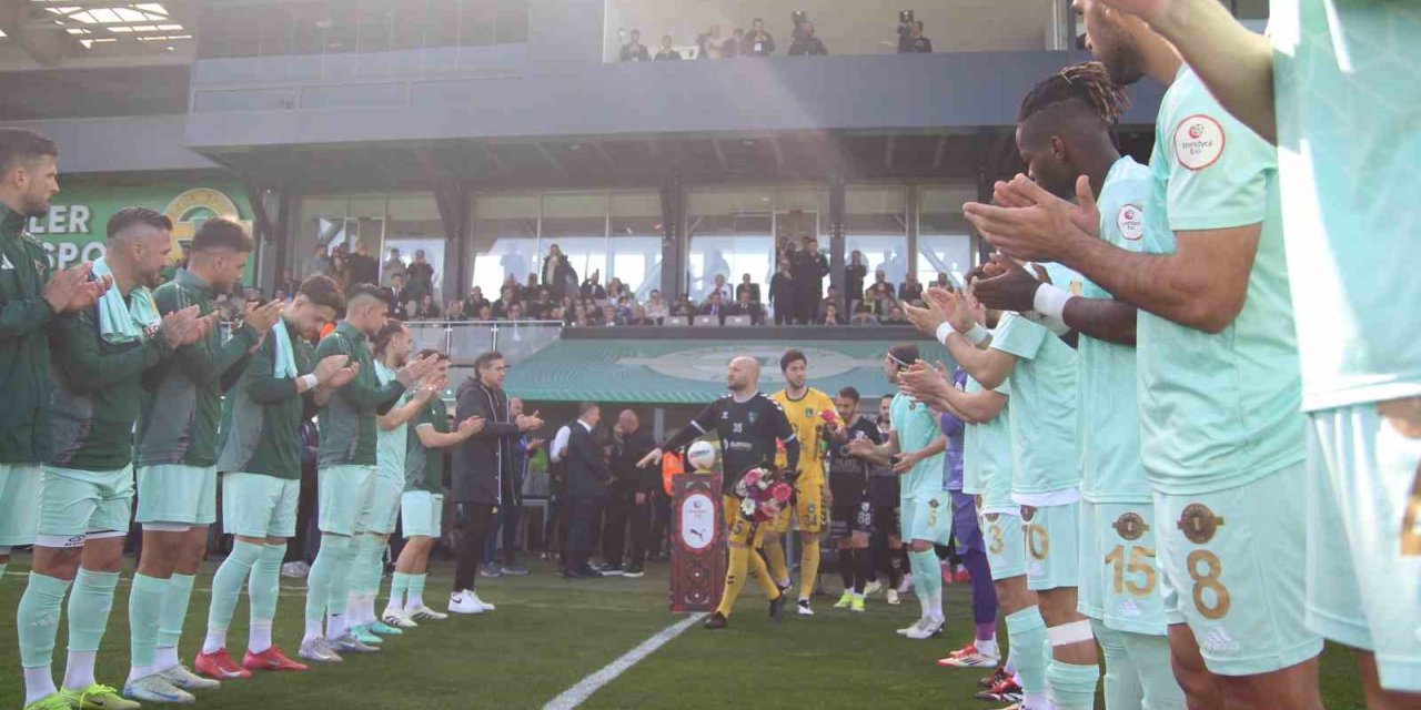 ESENLER EROKSPOR, SÜPER LİG’E YÜKSELEN KOCAELİSPOR’U ALKIŞ VE ÇİÇEKLE KARŞILADI