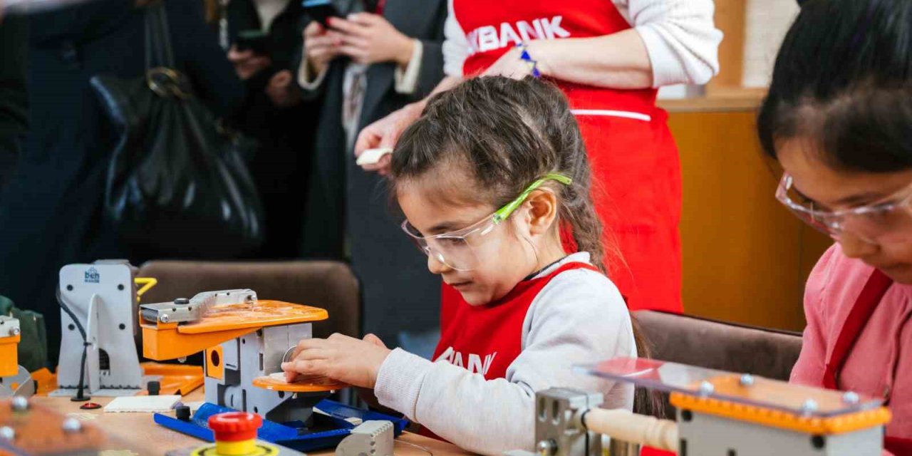 AKBANK, "DÖNÜŞÜMDE GELECEK VAR" İLE ON BİNLERCE ÇOCUĞUN EĞİTİM DENEYİMİNİ İYİLEŞTİRİYOR