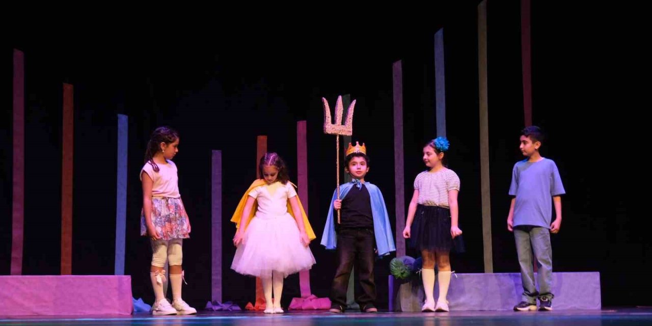 MİNİK TİYATROCULAR 23 NİSAN COŞKUSUNU SAHNEYE TAŞIDILAR