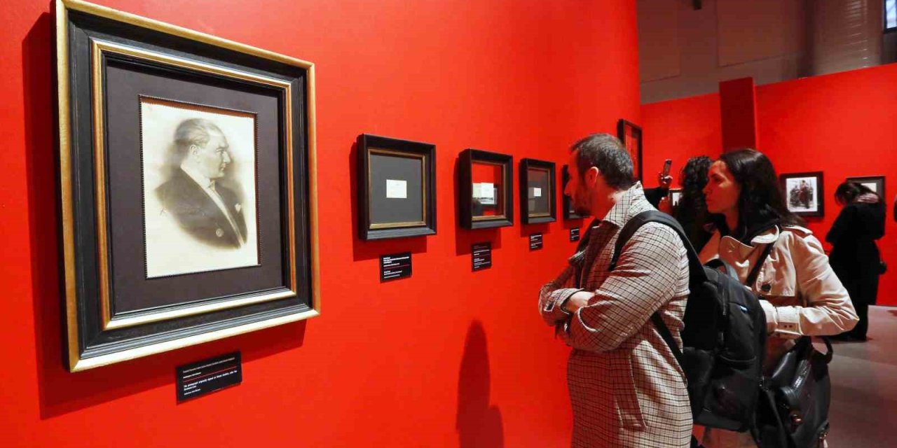 ’KARANLIKTA AKAN BİR YILDIZ: MUSTAFA KEMAL ATATÜRK’ SERGİSİ İSTANBUL’DA AÇILDI