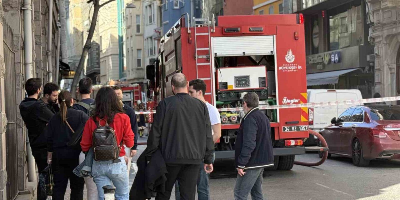 BEYOĞLU’NDA İŞ MERKEZİNDE YANGIN