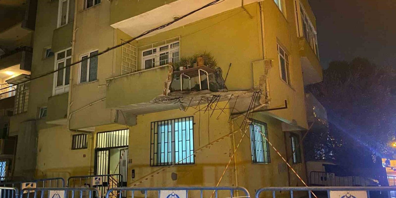 PENDİK’TE 5 KATLI BİNANIN BALKONU ÇÖKTÜ