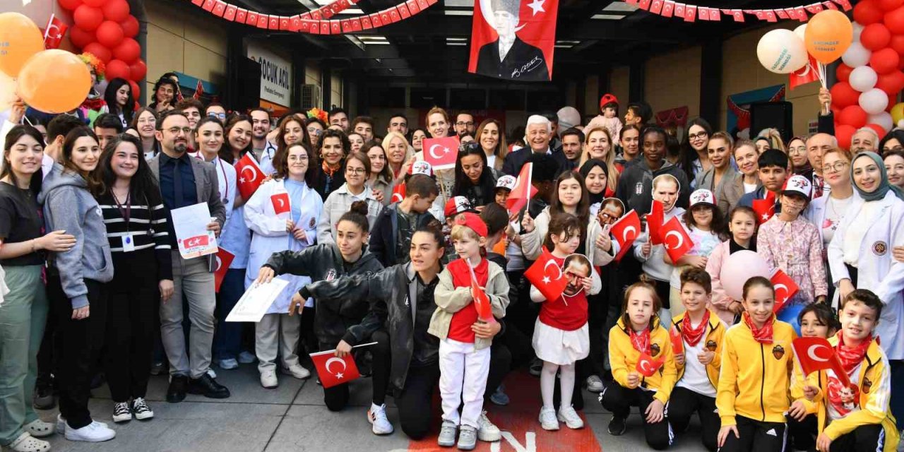 BEŞİKTAŞ JK KADIN FUTBOL TAKIMI, HASTANEDE TEDAVİ GÖREN ÇOCUKLARA SÜRPRİZ YAPTI