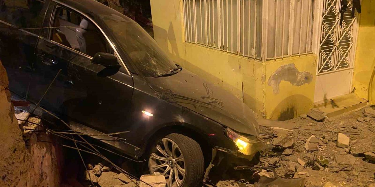 ÜSKÜDAR’DA OTOMOBİL EVİN BAHÇESİNE UÇTU, SÜRÜCÜ KAÇTI