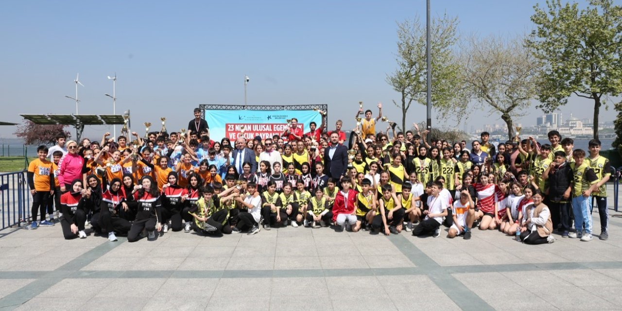 KÜÇÜKÇEKMECELİ ÇOCUKLAR 23 NİSAN İÇİN KOŞTU