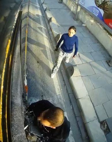 YOL VERMEDİĞİ GEREKÇESİYLE İETT OTOBÜSÜNE SALDIRIP CAMINI KIRDILAR, O ANLAR KAMERADA