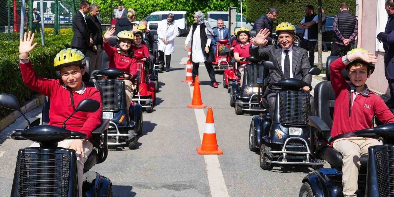 BAŞKAN YILDIRIM, GELECEĞİN SÜRÜCÜLERİYLE PARKURDA BULUŞTU