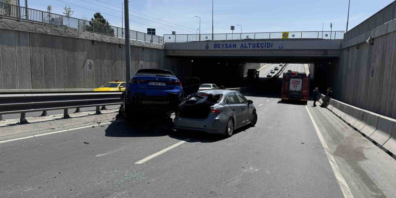 BEYLİKDÜZÜ’NDE 6 ARAÇLI ZİNCİRLEME KAZA: 3 YARALI