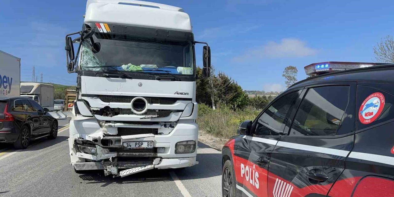 DÖNÜŞ YAPMAYA ÇALIŞAN TİCARİ ARACA HAFRİYAT KAMYONU ÇARPTI: 1 YARALI