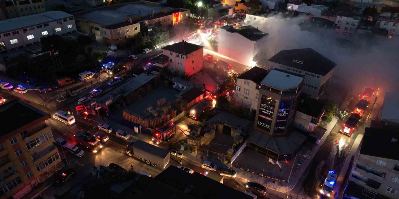 PENDİK’TE PALET FABRİKASINDAKİ YANGIN SÖNDÜRÜLDÜ