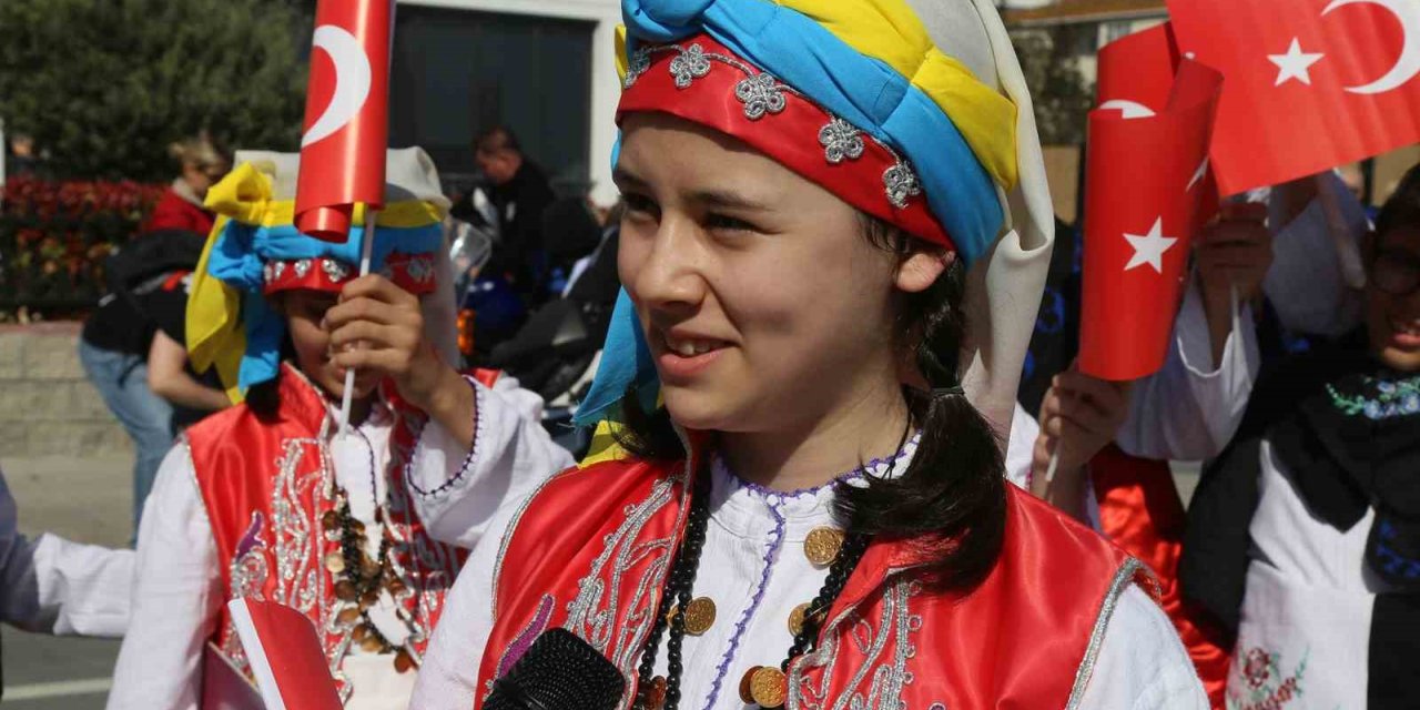 BÜYÜKÇEKMECE’DE 23 NİSAN COŞKUSU SOKAKLARA TAŞTI