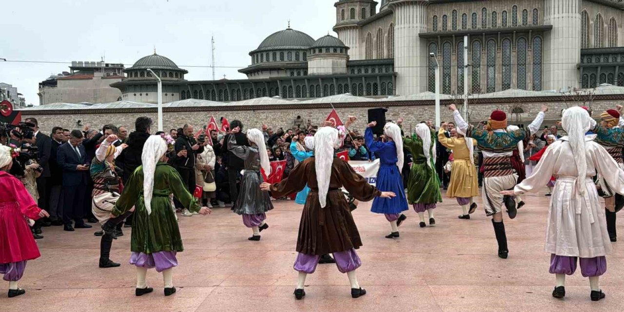 TAKSİM’DE 23 NİSAN COŞKUYLA KUTLANDI