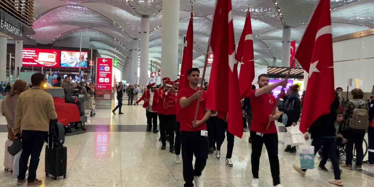 İSTANBUL HAVALİMANI’NDA 23 NİSAN COŞKUYLA KUTLANDI