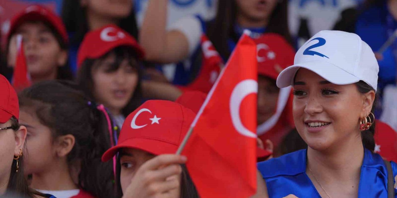 RÖNESANS GÖNÜLLÜLERİ 23 NİSAN’I DEPREM BÖLGESİNDEKİ ÇOCUKLAR İLE KUTLADI