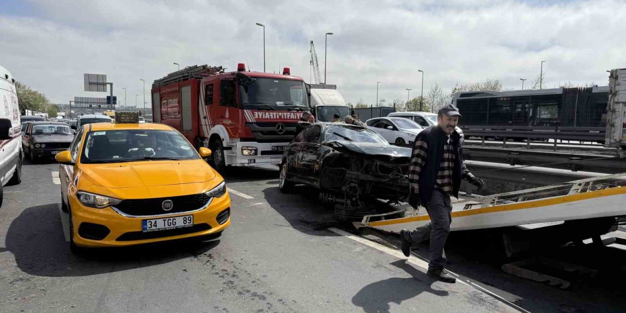 AVCILAR’DA EHLİYETSİZ GENCİN MAKAS KAZASI: 3 YARALI
