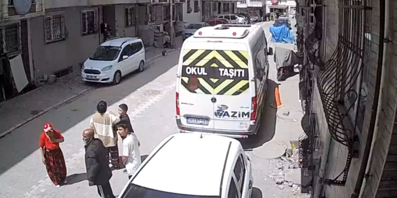 İSTANBUL’DA DEPREMDEN KAÇIŞ KAMERADA: PARK HALİNDEKİ ARAÇLAR BÖYLE SALLANDI