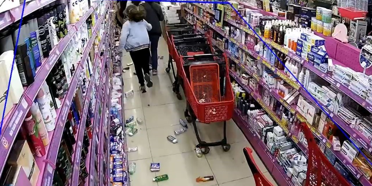 AVCILAR’DA ZÜCCACİYE DÜKKANINDAKİ PANİK ANLARI KAMERADA