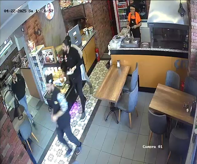 ARNAVUTKÖY’DE DEPREME RESTORANDA YAKALANANLAR PANİKLE DIŞARI ÇIKTI: O ANLAR KAMERADA