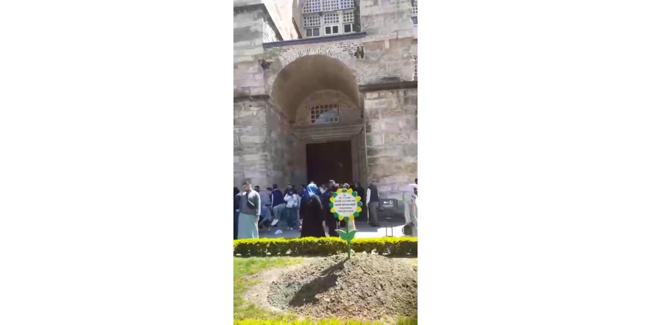 AYASOFYA’DA DEPREME YAKALANANLAR KENDİLERİNİ PANİKLE DIŞARI ATTI