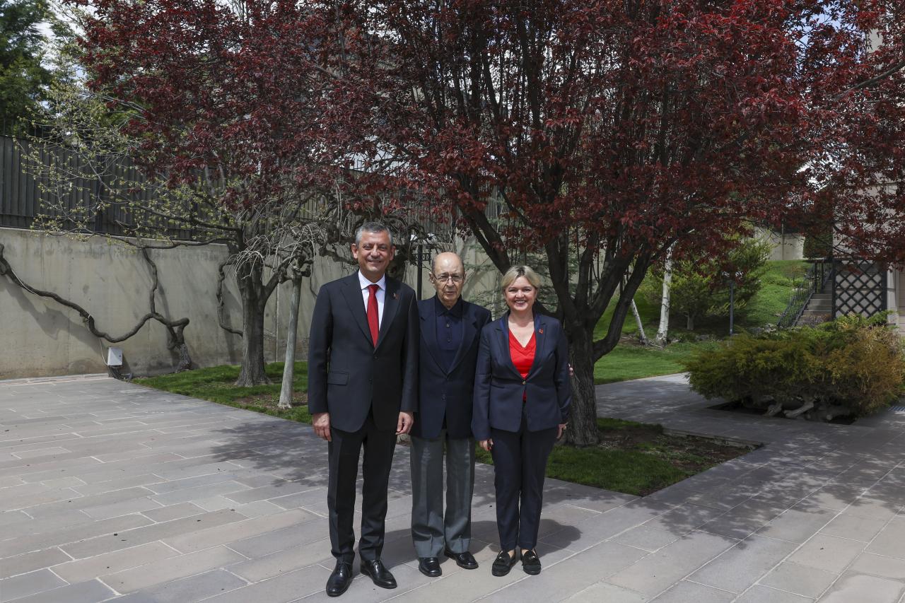 CHP Genel Başkanı Özgür Özel, 10. Cumhurbaşkanı Ahmet Necdet Sezer'i ziyaret Etti