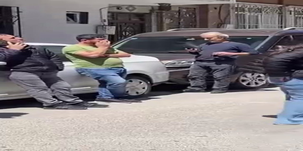 İSTANBUL’DAKİ DEPREM ANINDA ÇAYINI ALARAK KAÇAN VATANDAŞ KAMERADA