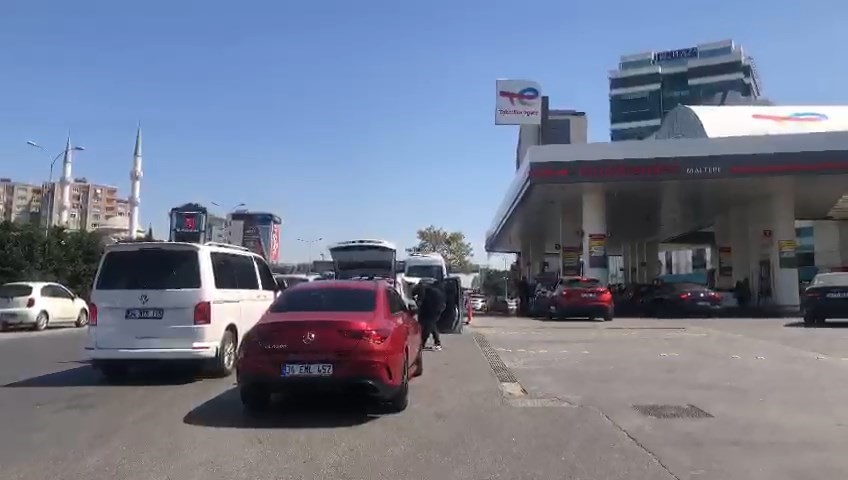 DEPREMDEN SONRA AKARYAKIT İSTASYONLARINDA KUYRUK OLUŞTU