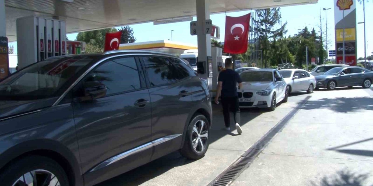 İSTANBUL’DA DEPREM NEDENİYLE EVE GİREMEYEN VATANDAŞLAR AKARYAKIT İSTASYONLARINA AKIN ETTİ