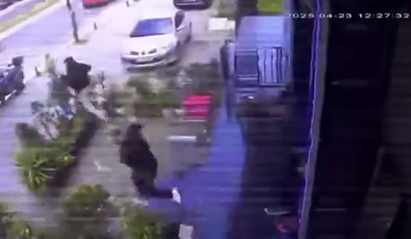 EYÜPSULTAN’DA DEPREM ANI: BERBERDEN KENDİLERİNİ DIŞARI ATTILAR