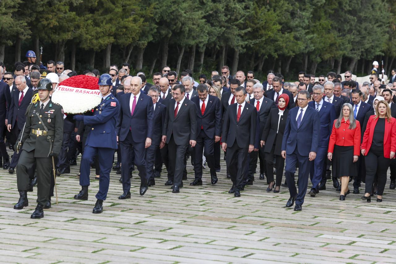 CHP Genel Başkanı Özgür Özel, 23 Nisan Resmî Törenlerine Katıldı