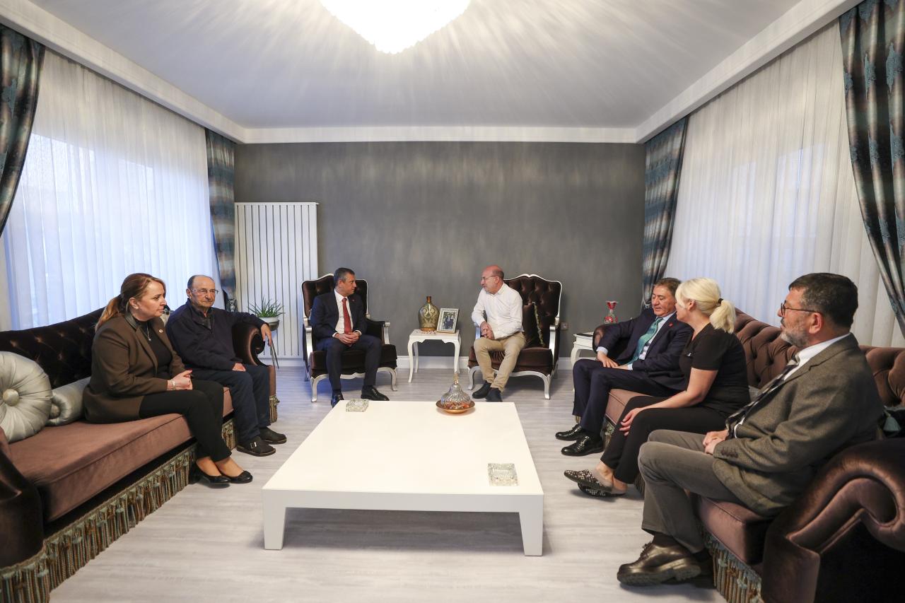 CHP Lideri Özgür Özel'den İlhan Cihaner'e Taziye Ziyareti