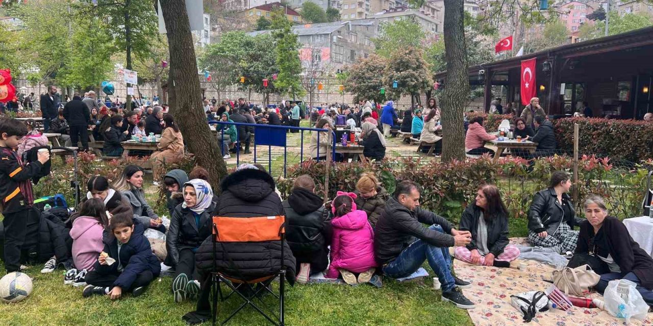 KAĞITHANE’DE VATANDAŞLAR DEPREM SONRASI HASBAHÇE MESİRE ALANI’NA AKIN ETTİ