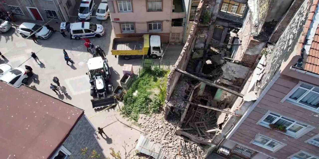 FATİH’TE DEPREMDE HASAR ALAN METRUK BİNA YIKILDI