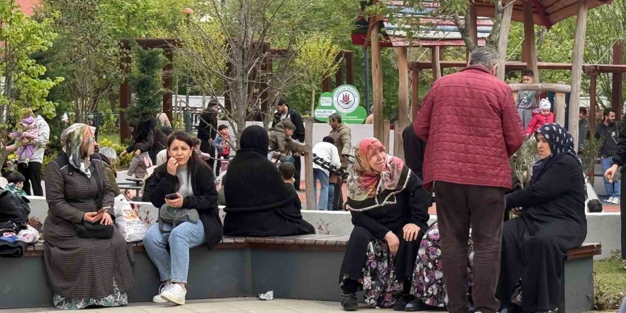 DEPREM SONRASI KENDİNİ SOKAĞA ATAN VATANDAŞLAR PARKLARA VE BOŞ ALANLARA AKIN ETTİ